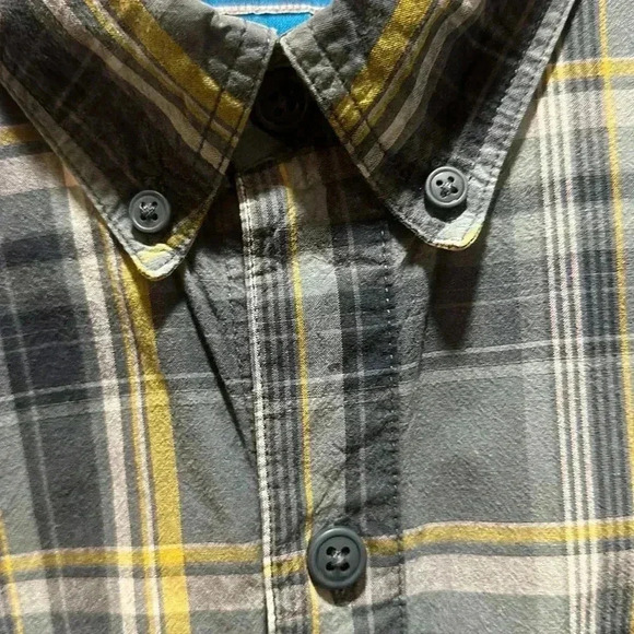 Columbia button-down shirt, size M - Picture 7 of 7